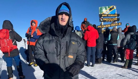 Bátorságból jeles: megmászta a Kilimandzsárót egy kolozsvári vak egyetemista