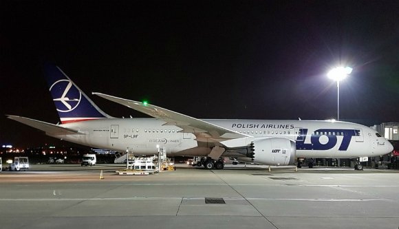 Varsói karanténjárat: fóliaágyban vittek kórházba egy koronavírus-gyanús légiutas-kísérőt Kolozsváron (VIDEÓval)