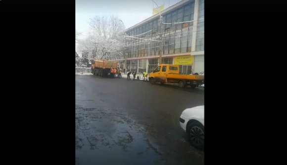 A profik így csinálják: Kolozsváron nem takarítják, hanem aszfaltozzák a havat! (VIDEÓval)