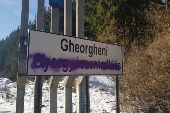 Megint magyar helységnévtáblákat fújtak le Hargita megyében. És amúgy milyen napja volt?