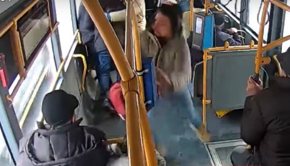 Ismerjék meg a gyalogost, aki szerint a jelzőlámpák a karácsonyi kivilágítás részei! (VIDEÓval)