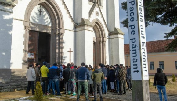 Ditró-gate: a pékség békülne a kenyérbojkottot tartó helyiekkel, ám újabb vendégmunkások érkeznek, nem csak hozzájuk