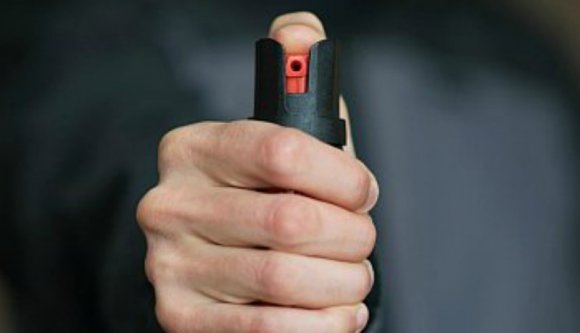 Megunta a várakozást a sürgősségin, előkapott egy pisztolyt és egy gázsprayt