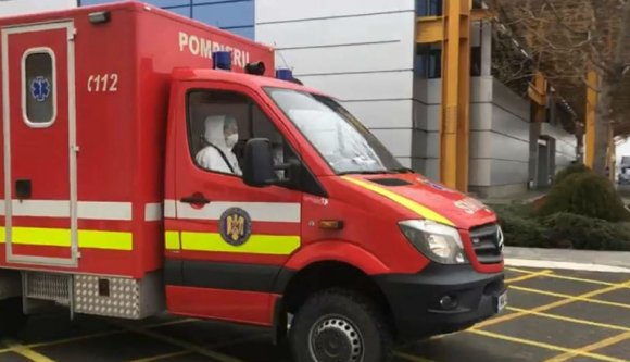 Megnyugodhatnak a steril gubóban egy kolozsvári kórházba szállított légiutas-kísérő utastársai