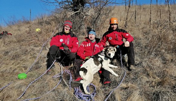 Szakadékba zuhant egy petárdazajtól megrémült kutya, de a hegyimentők kihúzták a csávából