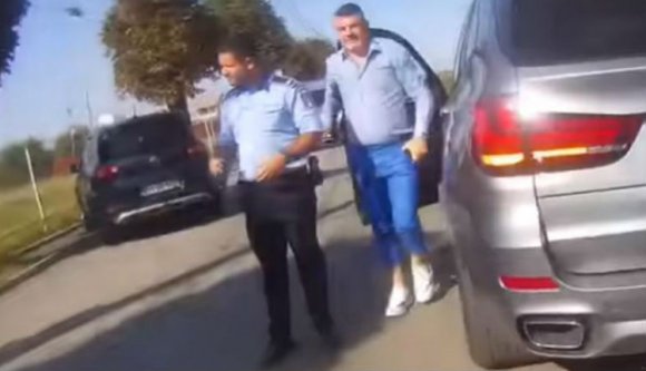 Testkamerákkal fogná be a rendőrgyalázó politikusok száját a belügyminiszter