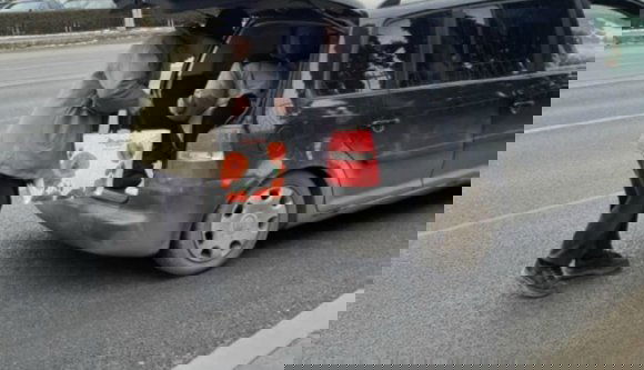 Mintha csak malacok lennének, a csomagtartóban szállítják a stopposokat Kolozsvár metropoliszövezetében