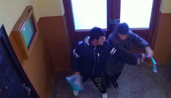 Megküzdött a tolvajjal egy idős asszony a lépcsőházban, hogy megmentse az egyhavi nyugdíját (VIDEÓval)