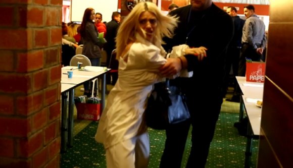 Fürdőruhát és strandpapucsot lophatott, majd verekedett az USR egyik politikusa