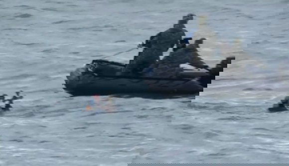 Kilopták a keresztet a kezéből, és meg is ütöttek egy úszónőt az ortodox szertartárson (VIDEÓval)