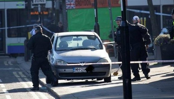 Egy szabálytalanul parkoló román autó keltett terrorpánikot Londonban (VIDEÓval)