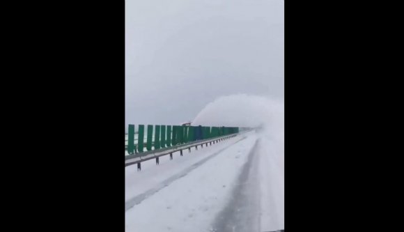 Hogyan NE takarítsuk a havat az autópályáról? (VIDEÓ)