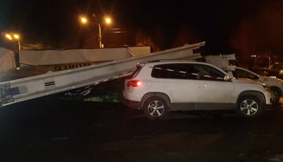 Öt autót tett tropára Ciara: felborított egy reklámpannót Kolozsváron