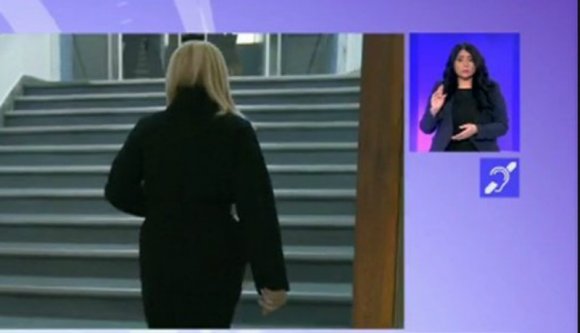 Értelmetlenül halandzsázó jeltolmácsok jelelik a híreket a román hírcsatornákon