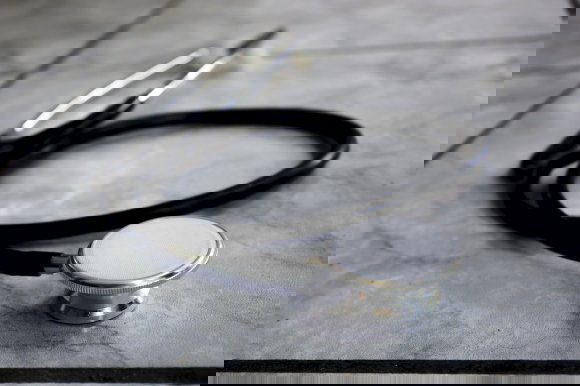 Hazai rögvalóság: 14 óra várakozás után halt meg egy idős nő egy sürgősségi kórházban