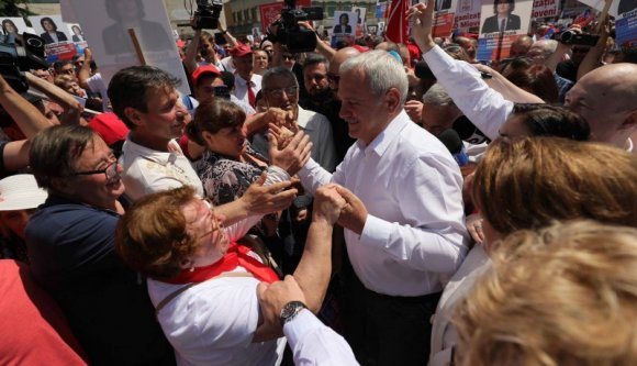 Már párton belül is mondják: a PSD-t a rokonok és a bólogató Jánosok vágták tönkre