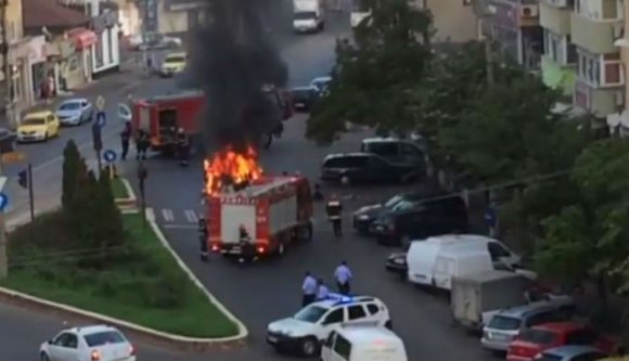 Most jól megmutatta: megbírságolták, elvették a jogsiját – a rendőrség előtt gyújtotta fel az autóját