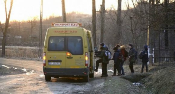 Az ingázó diákok isszák meg a levét, hogy az ország vezetői nem képesek rendet teremteni egy törvény körül