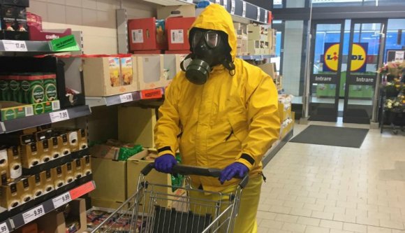 És akkor egy kisbácsi állampolgár tökéletes járványügyi maskarában látogatta meg a helyi szupermarketet (VIDEÓval)