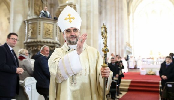 Új katolikus érseke van szombattól Erdélynek. Mit lehet tudni róla?