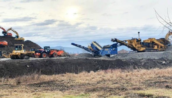 Elege lett a lakosságnak a vasútépítő cég mindent beborító mocskából Marosillyén