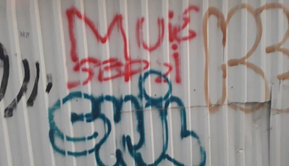 Muie Ungaria, Muie Sepsi – köszönti a felirat a járókelőket a szentgyörgyi OSK stadion mellett