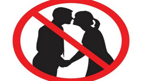 Ilyen sem volt még: betiltaná a csókolózást járványhelyzetben az egészségügyi államtitkár