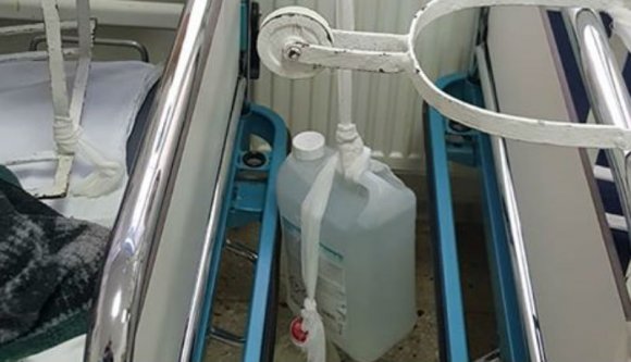 Tovább hasít a román egészségügy: műanyag vizeskanna mint orvosi segédeszköz