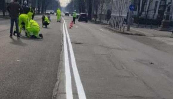 Igencsak lazán értelmezték az egyenes fogalmát az útjelzések felfestésekor az egyik romániai megyeszékhelyen