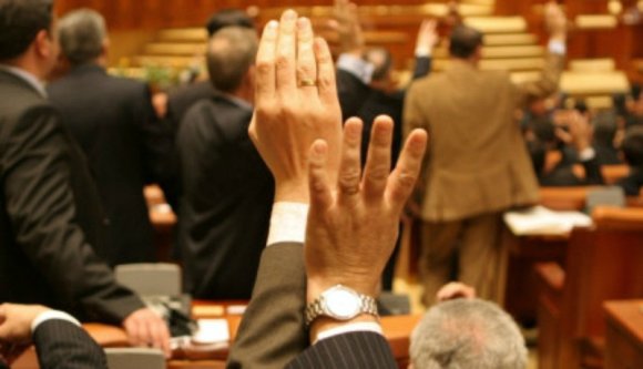 Közpénzből dagad a szülői kebel: ezek a politikusok juttatták jól fizető állami álláshoz csemetéjüket