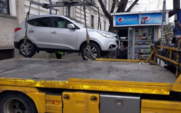 Persze olvasni jó, de azért túlzás, ha az ember egy pofátlanul parkoló autós miatt kényszerül egy újságosbódéban tartózkodni