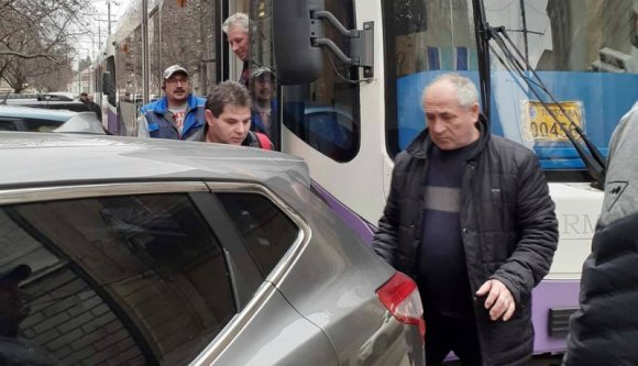 Egységben az erő: egy villamos utasai pik-pakk arrébb pakoltak egy útban parkoló autót, majd tovább villamosoztak