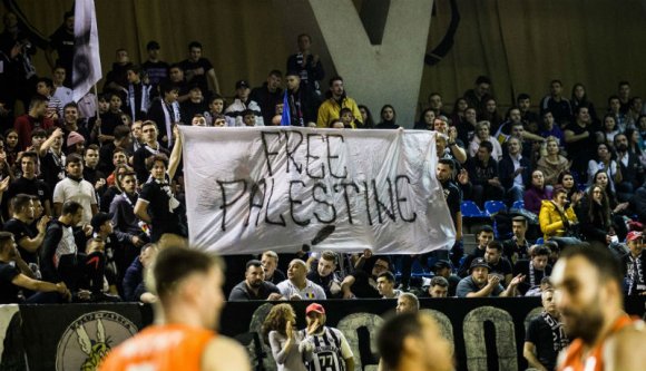 A jólelkű kolozsvári ultráknak még meccs közben is szegény, sínylődő palesztinok jutnak az eszébe