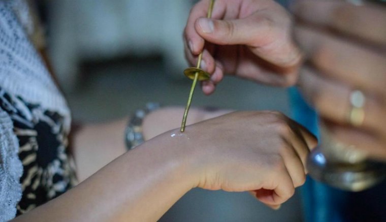 Küldte a megoldást az ortodox egyház: ha meg akarjuk úszni a koronavírust, kenjük be magunkat szentelt olajjal