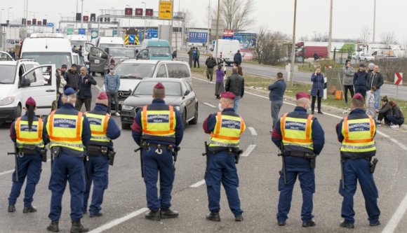 Kedd éjszaka átutazhat Magyarországon az osztrák határnál rekedt több ezer romániai vendégmunkás