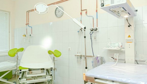 Sepsiszentgyörgy: négy kollégáját fertőzte meg az ausztriai síelésből hazatérő nőgyógyász