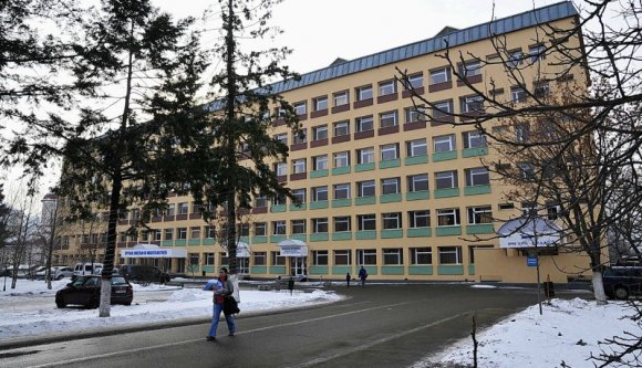 Fegyveres biztonságiak állnak a besztercei kórház bejáratainál a karanténban lévők családtagjai miatt