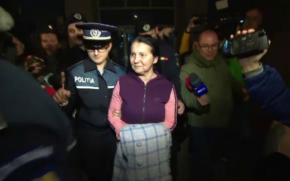 A belügy is megsajnálta az őrizetbe vett exminisztert, aki megbilincselve járja a kórházat (VIDEÓval)