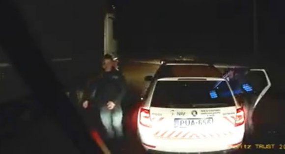 Virálisabb a koronavírusnál az a videó, amelyik a magyar rendőrség és a román sofőr párbeszédét örökíti meg (VIDEÓ)