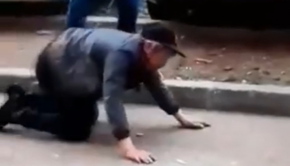 Tényleg jó poén, ha valaki egy embert sétáltat az utcán pórázon járvány idején? (VIDEÓval)