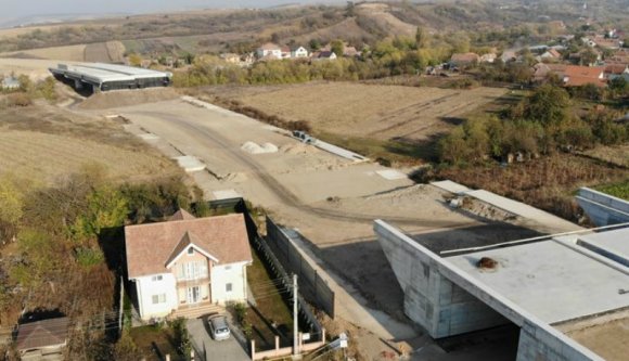 Țăranék nyugalomra vágytak, leállíttatták a kertjük végében zajló autópálya-építést