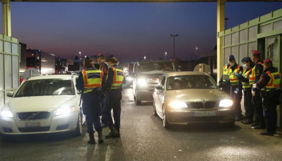 Szép nagy tömegnyi vendégmunkás érkezett haza Romániába a humanitárius folyosón