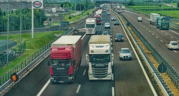 Mint a Halálos iramban, mozgó kamionokból lopott az Európát behálózó román bűnbanda