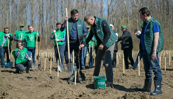 Így ülteti a fát Iohannis. (Ugyanott Ludovic Orban gumicsizmában!)