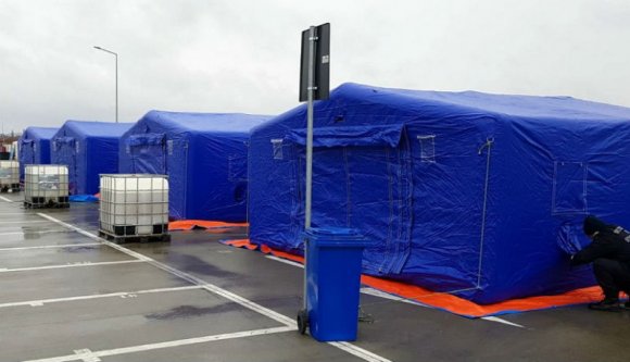 Utálja a házi karanént, unja a házi kosztot és a saját ágyát? Szívesebben fölcserélné őket ezekre a katonai sátrakra?