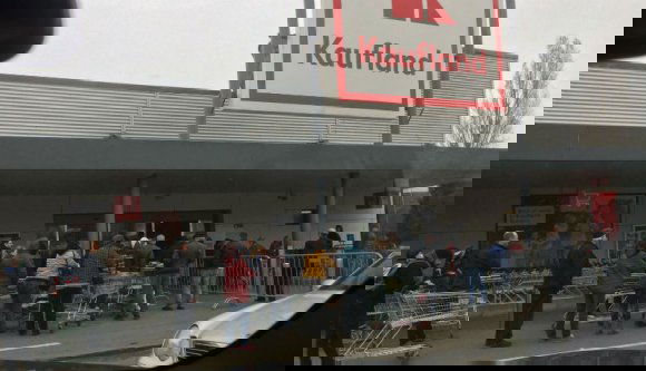 Járványhelyzet: mindenki nyugodjon meg – mondják az illetékesek, de az emberek persze nem hallgatnak rájuk