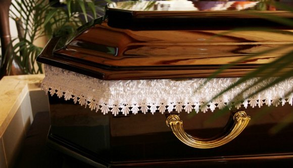 Egy ortodox templomban, koporsóban fekve esküdöznek a hívek, hogy nem szexeltek egymással (VIDEÓval)