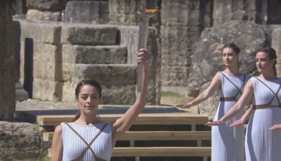 Nézők nélkül lobbant fel az olimpiai láng, de rég nem volt már ekkora jelképes ereje (VIDEÓval)