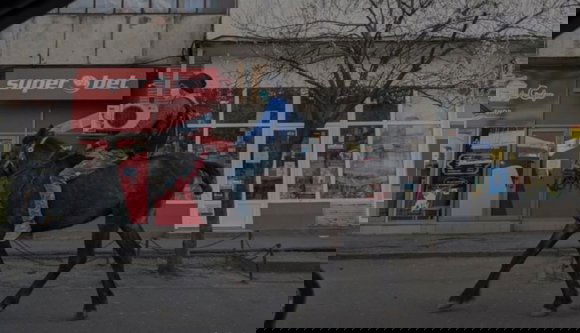 Az utolsó román romantikus 40 kilométert lovagolt járvány idején, hogy a rendőrök végül megbüntessék