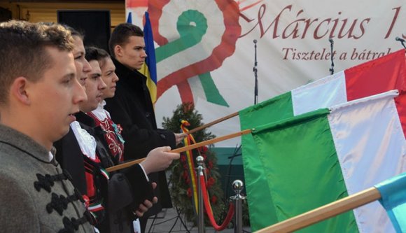 Szimpatikus kezdeményezés: ha már szobrok és emléktáblák körül nem lehet, énekeljük az erkélyekről a Himnuszt!